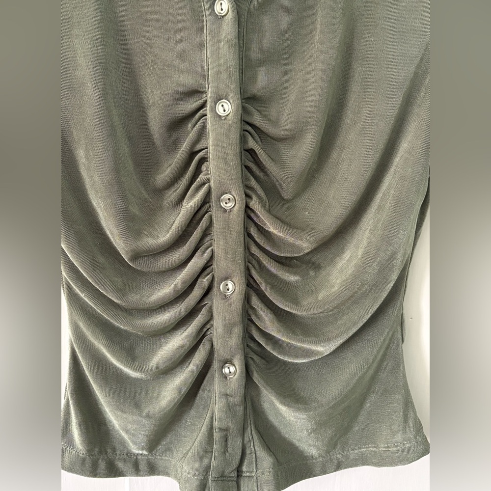 Junior Girls Olive Button-Down Ruched Top size M - Picture 2 of 4